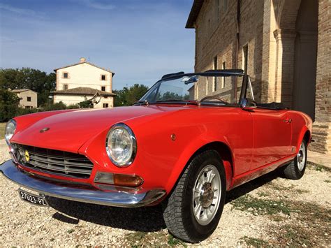 Fiat 124 Spider classica in una strada panoramica