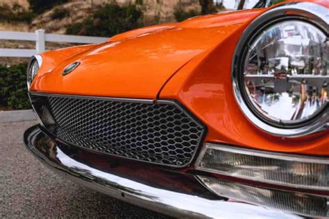 Dettaglio della carrozzeria di una Fiat 124 Spider con un graffio prima del ritocco