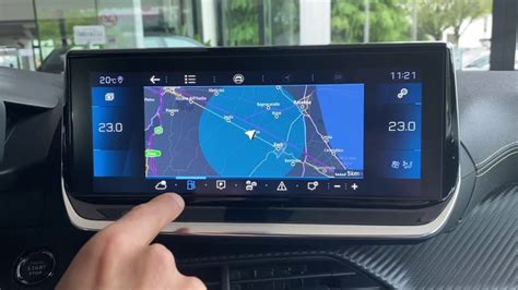 Interni della Peugeot 2008 con navigatore