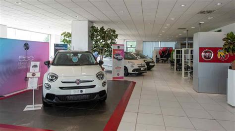 Veicoli Fiat in esposizione presso un concessionario