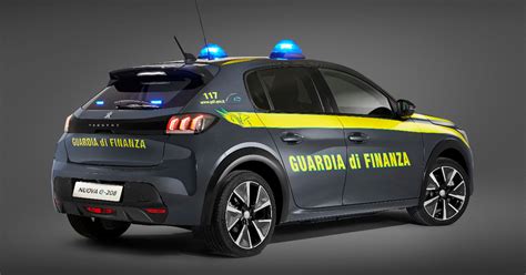 Peugeot e-208 della Guardia di Finanza in azione