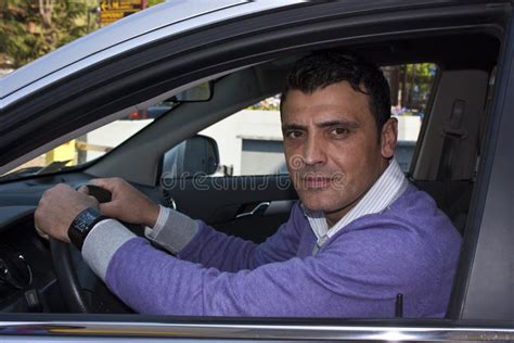 Cliente soddisfatto con la sua nuova auto