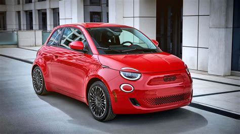 Fiat 500e in un contesto urbano