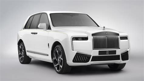 Rolls-Royce Cullinan Black Badge in un paesaggio suggestivo