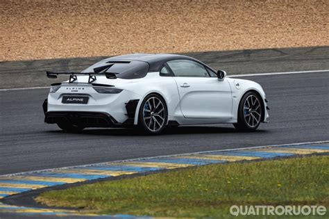 Alpine A110 moderna in pista