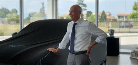 Vittorino Bisson giovane nella sua officina