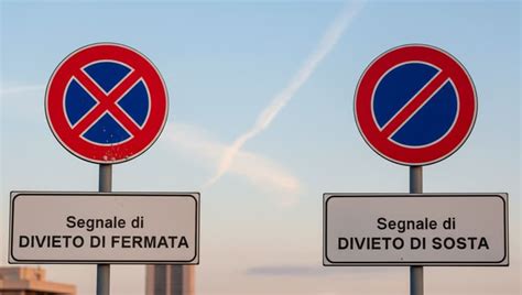 Confronto visivo segnali divieto di sosta e divieto di fermata