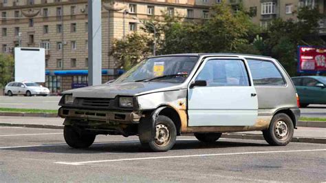 Automobile vecchia in fase di rottamazione