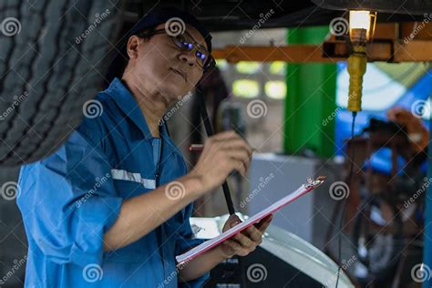 Meccanico Volkswagen che esegue un controllo