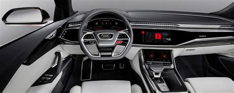 Interni Audi Q8 con tre schermi