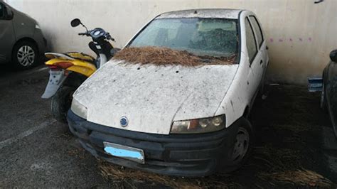 Veicolo in stato di abbandono su strada