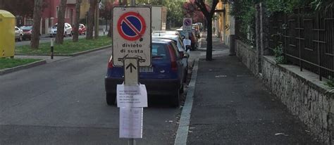 Segnaletica stradale che indica divieto di occupazione suolo pubblico