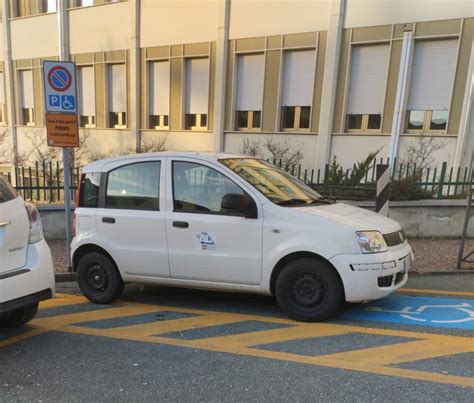 Auto aziendale parcheggiata in un contesto urbano
