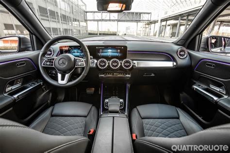 Mercedes GLB interni e plancia digitale
