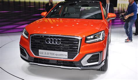 Vista frontale di un'Audi Q2 di colore rosso