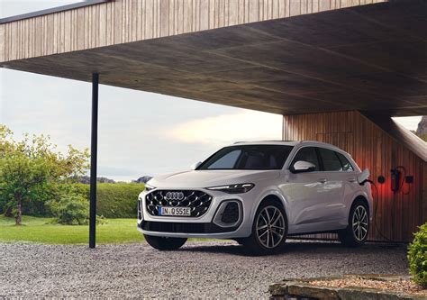 Audi Q5 parcheggiata in un ambiente urbano