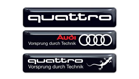 Logo Audi quattro su un'auto sportiva