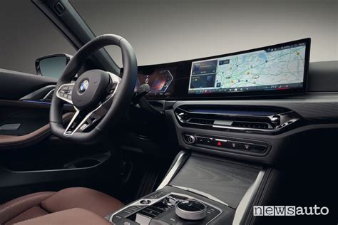 Interni della BMW Serie 4 Cabrio con plancia e sedili