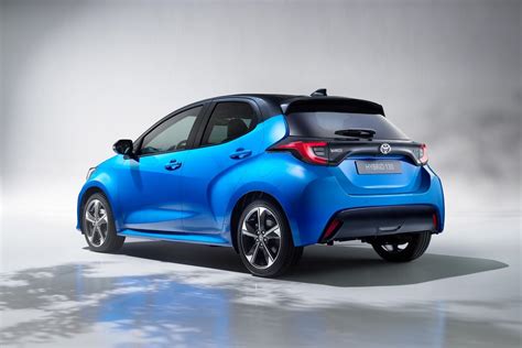 Toyota Yaris Hybrid in ambiente urbano