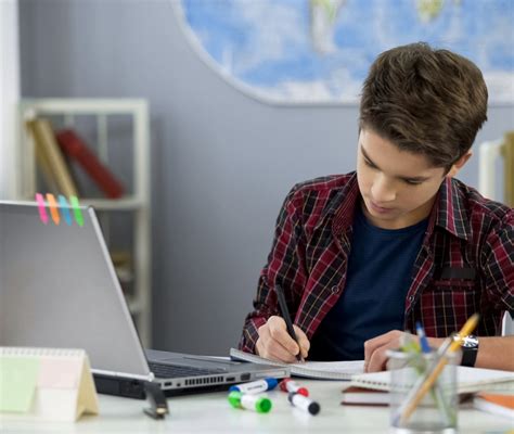 Ragazzo che studia per l'esame di guida