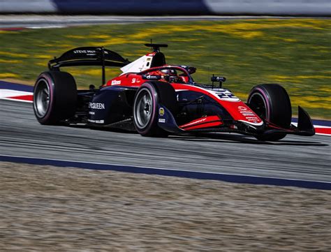 Immagine di una vettura Formula Student durante una competizione