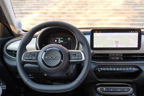 Interni della Fiat 600 con cruscotto digitale e schermo infotainment