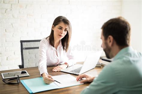 Ufficio con consulenti che parlano con un cliente