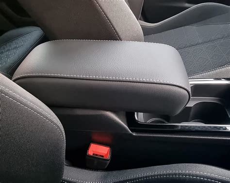 Dettaglio cuciture a contrasto su bracciolo Opel Mokka