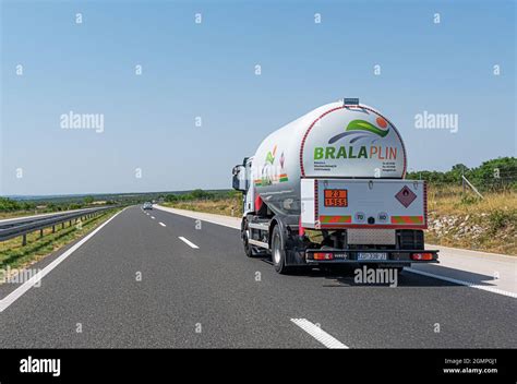 Camion cisterna di carburante su un'autostrada