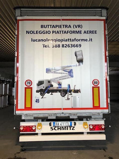 Camion Renault con adesivi personalizzati