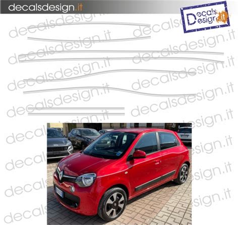 Esempi di adesivi Renault con design tribali e loghi