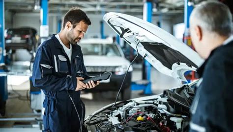 Un cliente che effettua un test drive di un'auto Škoda