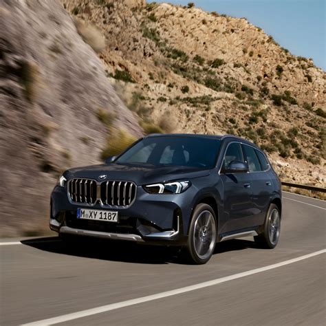 Interni moderni di una BMW X1 plug-in hybrid con grande schermo curvo