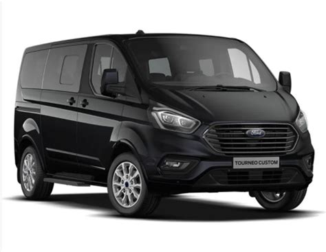 Ford Transit Custom a 9 posti in un ambiente urbano
