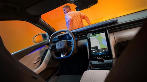 Interni minimalisti e digitali della Ford Capri EV con schermo touch scorrevole