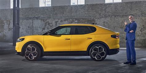 Tabella comparativa delle specifiche tecniche della Ford Capri EV con i principali concorrenti