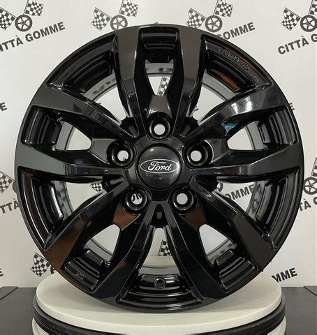 Dettaglio cerchio in lega Ford Transit Custom