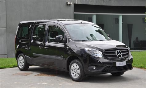 Immagine di un furgone Mercedes Citan elettrico in un contesto urbano