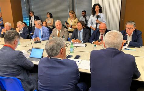 Tavolo di confronto tra industria, sindacati e governo sull'automotive