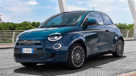 Leonardo DiCaprio con la Nuova Fiat 500 elettrica