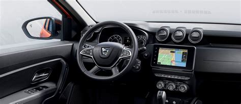 Interni Dacia Duster con schermo touchscreen e console centrale