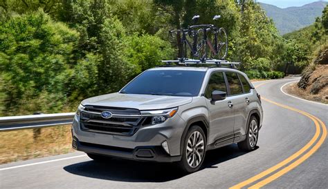 Subaru Forester in un ambiente naturale
