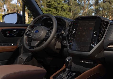 Interni della Subaru Forester con display infotainment