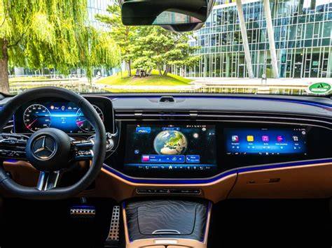 Interni Mercedes-Benz GLE con ampio display MBUX e finiture di lusso