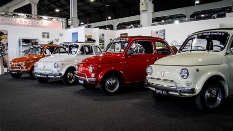 Auto d'epoca esposte in un salone