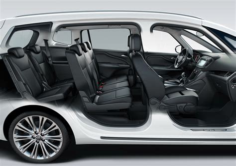 Interni Opel Zafira Tourer con cruscotto