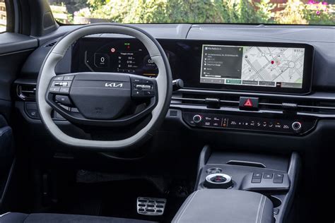 Interni Kia Sportage con i due schermi da 12,3 pollici e il volante