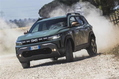 Dacia Duster 2024 in fuoristrada con Terrain Control