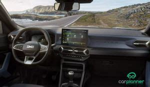 Dacia Duster 2024 interni con display multimediale e ADAS