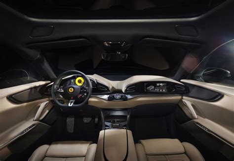 Interni Ferrari Purosangue con doppio schermo